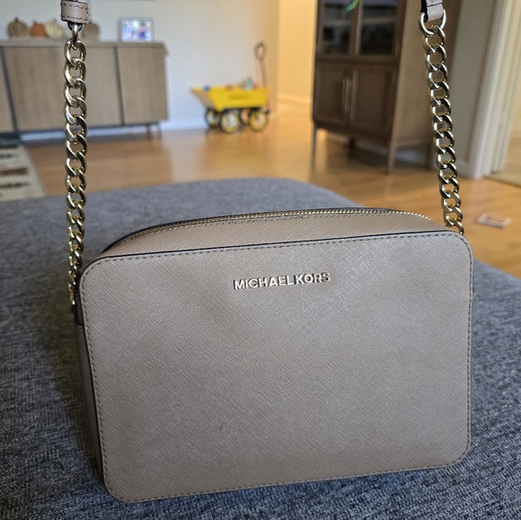 Michael Kors Beige Crossbody Bag with Gold Chain - Picture 1 of 2